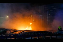 Metershoge vlammen op industrieterrein: meerdere auto's in brand, mogelijk brandstichting