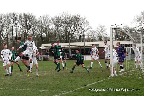 Vrone legt in sterke eerste helft basis voor ruime zege op Marken