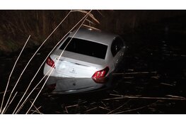 Automobilist belandt in sloot na missen van bocht