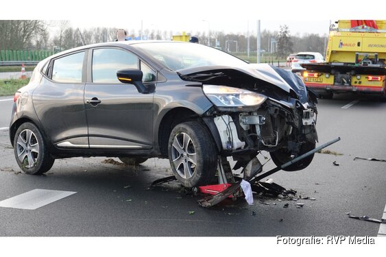 Auto crasht op N242 tussen Alkmaar en Heerhugowaard