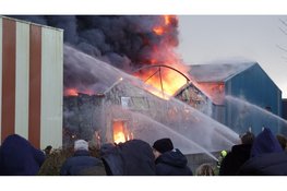 Grote rookwolken bij industriebrand in Noord-Scharwoude