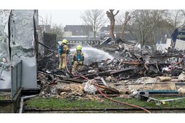 Ravage van verwoestende brand in Noord-Scharwoude bij daglicht goed zichtbaar