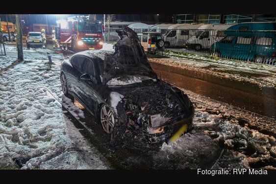 Opnieuw brand op industrieterrein Zandhorst. Peperdure Porsche totaal verwoest