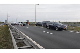 Schade na botsing tussen bestelbus en personenauto N242 bij Alkmaar