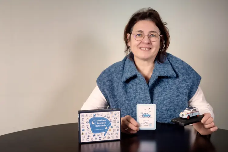 Tekenaar Esther Zijlstra zoekt testers voor kaartendeck dat gesprekken opent.