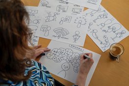 Tekenaar Esther Zijlstra zoekt testers voor kaartendeck dat gesprekken opent.