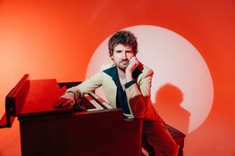 Thijs Boontjes brengt activistische Nederpop vol charme, zelfspot en muzikale overdaad naar Victorie