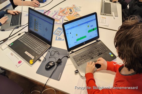 Kinderen worden programmeur tijdens gratis CoderDojo in de Bibliotheek