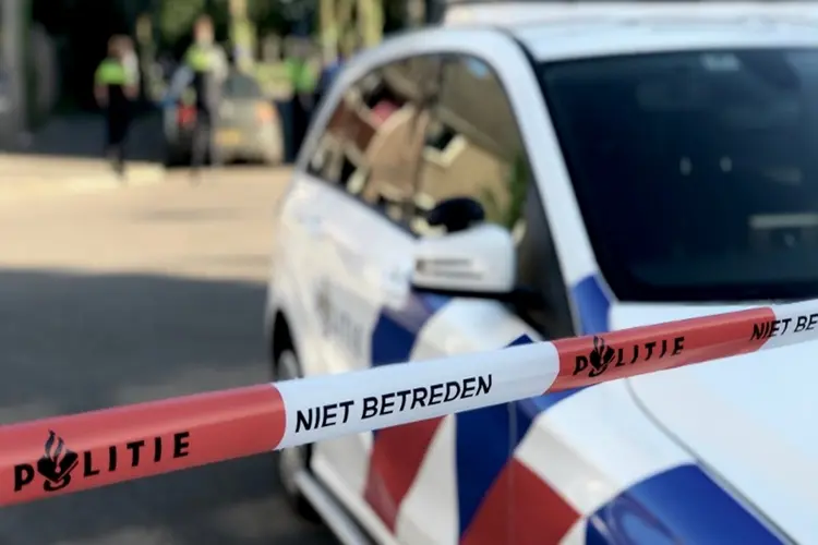 Automobilist rijdt tegen boom in Oudkarspel