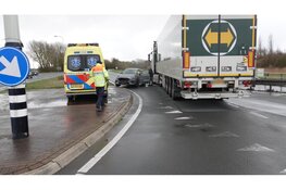 Automobilist komt in botsing met vrachtwagen op N245 bij Broek op Langedijk