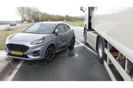 Automobilist komt in botsing met vrachtwagen op N245 bij Broek op Langedijk