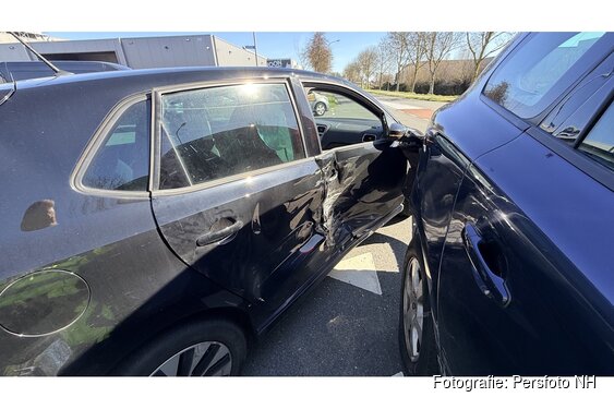 Botsing tussen 2 personenauto's zorgt voor veel schade