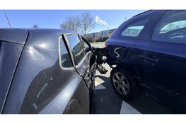 Botsing tussen 2 personenauto's zorgt voor veel schade