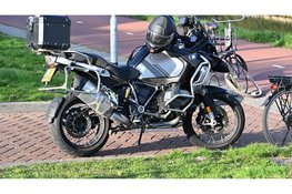 Fietser gewond na aanrijding met motoragent in Broek op Langedijk