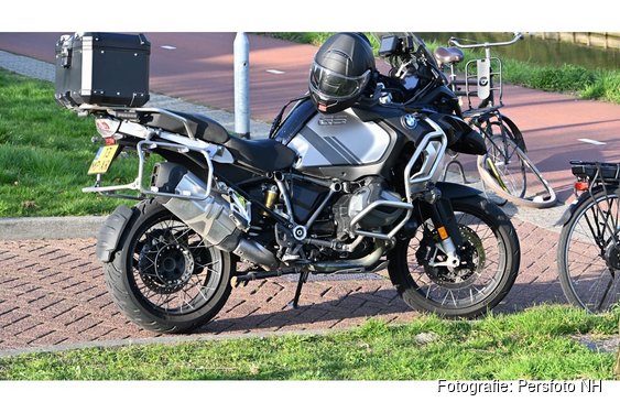 Fietser gewond na aanrijding met motoragent in Broek op Langedijk