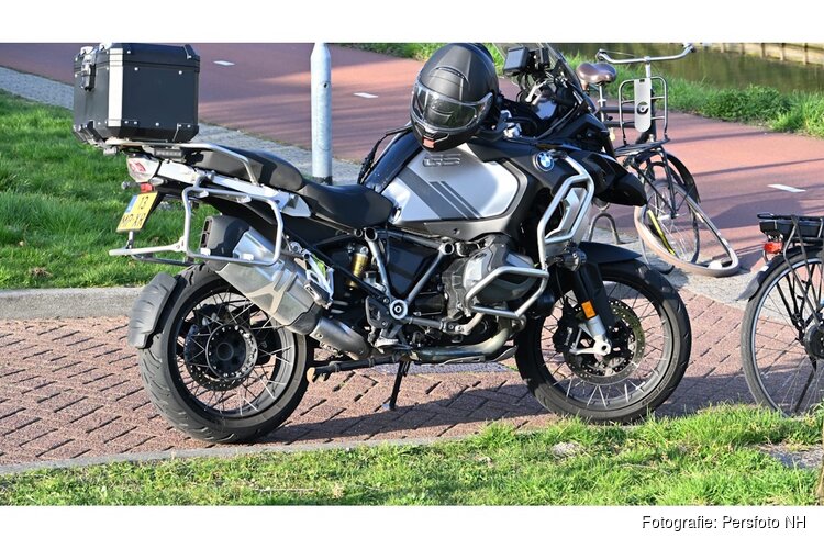 Fietser gewond na aanrijding met motoragent in Broek op Langedijk