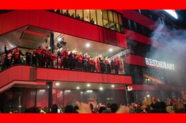 Duizenden supporters wachten spelersbus AZ op na bekerwinst