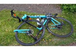 Wielrenner gewond na aanrijding met auto in Oudkarspel