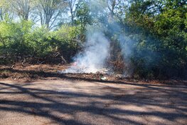 Omstanders voorkomen erger bij bermbrand in Zuid-Scharwoude, flinke rook trekt over de weg
