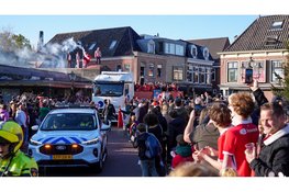 Duizenden mensen langs de weg bij huldiging AZ Alkmaar