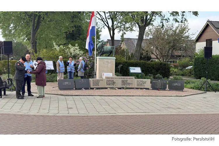 Vrijwilligers houden erewacht bij monumenten in Langedijk