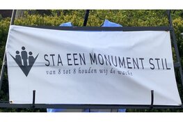 Vrijwilligers houden erewacht bij monumenten in Langedijk