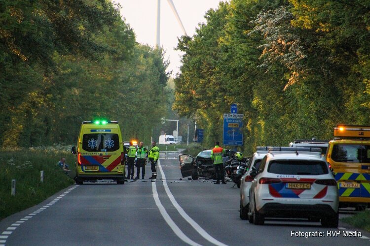 Beknelling na frontale botsing op N245 Oudkarspel, hondje ook gewond bij ongeval