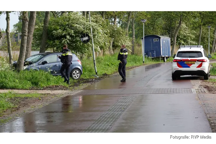 Auto tegen boom in Sint Pancras, bestuurder niet aangetroffen