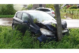 Auto tegen boom in Sint Pancras, bestuurder niet aangetroffen