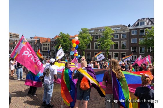 Regenboogkleuren voeren de boventoon bij zonovergoten Pride Walk