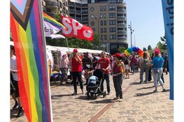 Regenboogkleuren voeren de boventoon bij zonovergoten Pride Walk