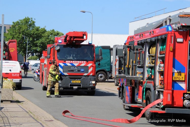 Brand op dak van bouwbedrijf groots opgeschaald in Langedijk