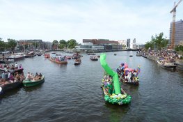Grachtenparade kleurrijk hoogtepunt van Alkmaar Pride 2026