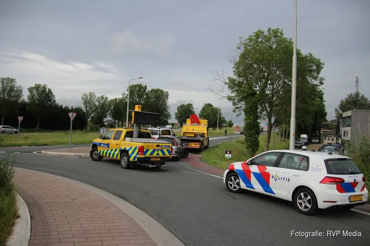 Auto eindigt met afgebroken wiel op rotonde in Noord-Scharwoude