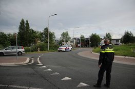 Auto eindigt met afgebroken wiel op rotonde in Noord-Scharwoude