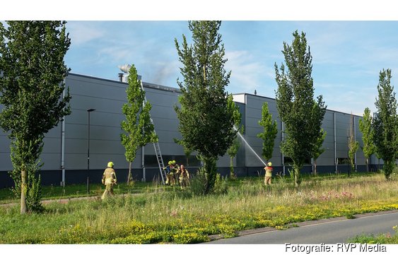 Grote brand bij kunststof productiebedrijf in Heerhugowaard, N194 afgesloten