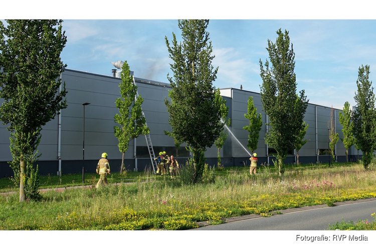Grote brand bij kunststof productiebedrijf in Heerhugowaard, N194 afgesloten