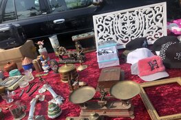 Van zolderopruiming tot verzamelobject op de kofferbakmarkt Strand van Luna