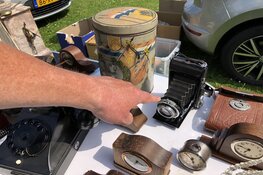 Van zolderopruiming tot verzamelobject op de kofferbakmarkt Strand van Luna