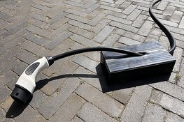 Proef met elektrisch laden via een kabel via de stoep