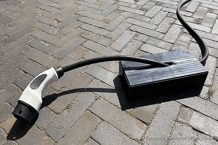 Proef met elektrisch laden via een kabel via de stoep