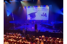 Leerlingen Jan Arentsz Langedijk nemen diploma in ontvangst