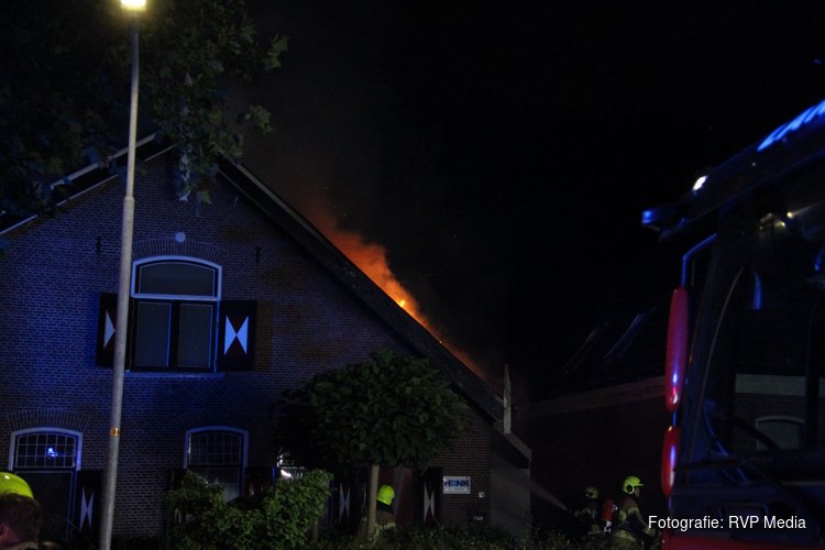 Uitslaande brand in historisch pand met huisartsenpost in Zuid-Scharwoude