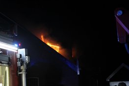 Uitslaande brand in historisch pand met huisartsenpost in Zuid-Scharwoude