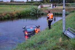 Auto te water langs Twuyverweg in Sint Pancras