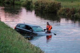 Auto te water langs Twuyverweg in Sint Pancras