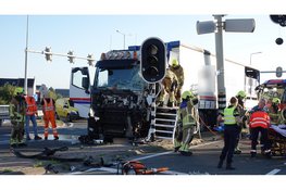 Vrachtwagenchauffeur zwaargewond uit truck bevrijdt na ongeval in Heerhugowaard