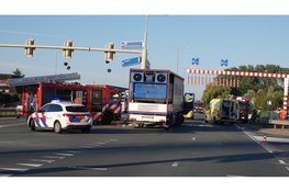 Vrachtwagenchauffeur zwaargewond uit truck bevrijdt na ongeval in Heerhugowaard