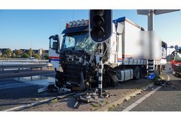 Vrachtwagenchauffeur zwaargewond uit truck bevrijdt na ongeval in Heerhugowaard
