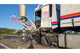 Vrachtwagenchauffeur zwaargewond uit truck bevrijdt na ongeval in Heerhugowaard